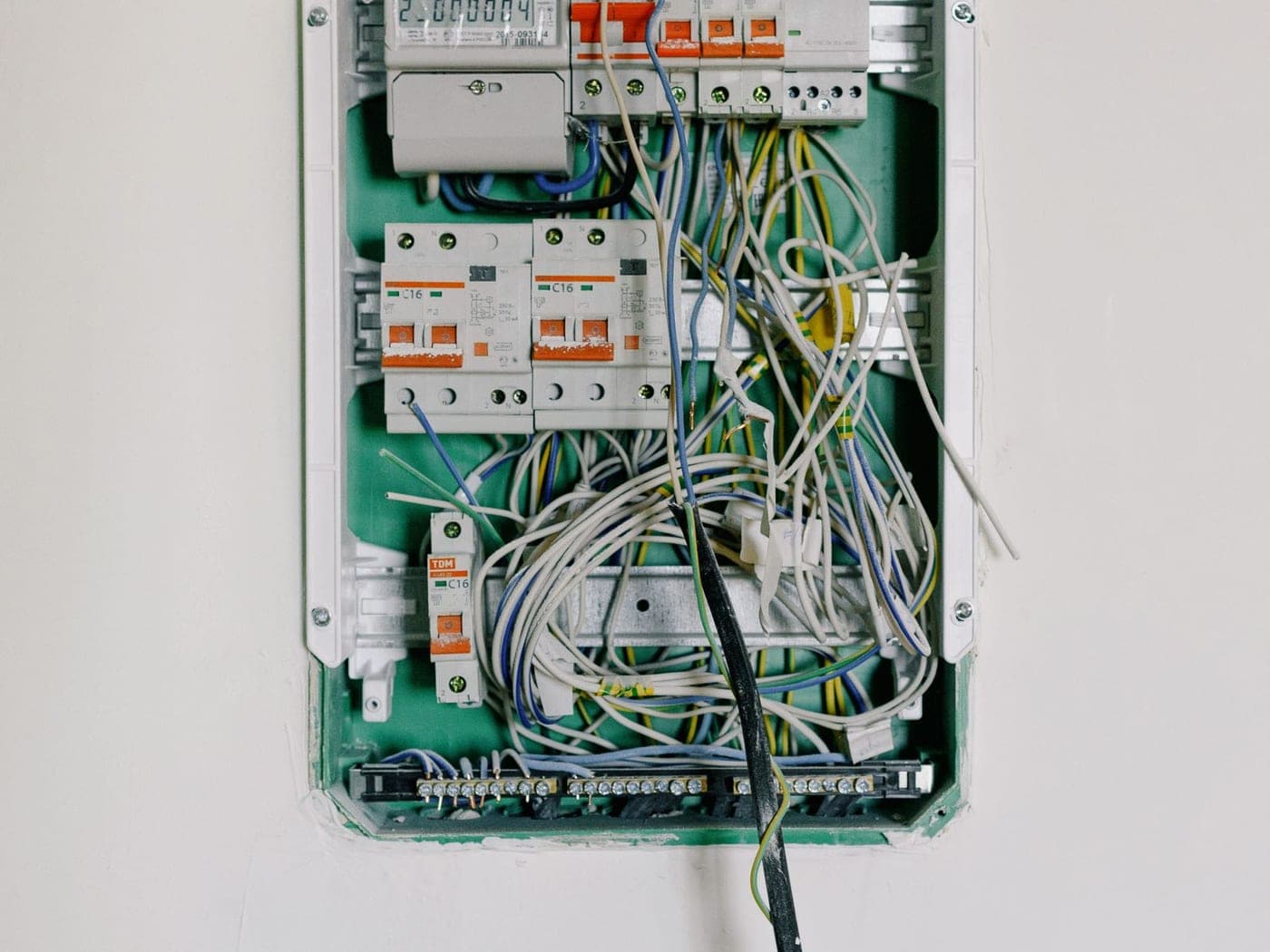 Cuadro eléctrico de vivienda abierto, con su diferencial y sus automáticos a la vista