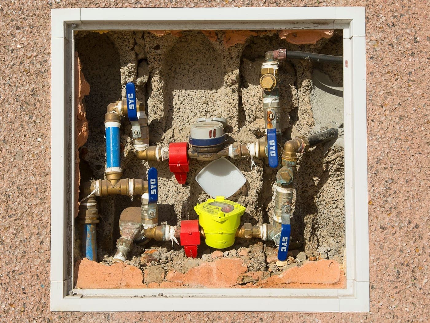 Arqueta con el colector, las llaves de paso y el contador de agua de una vivienda