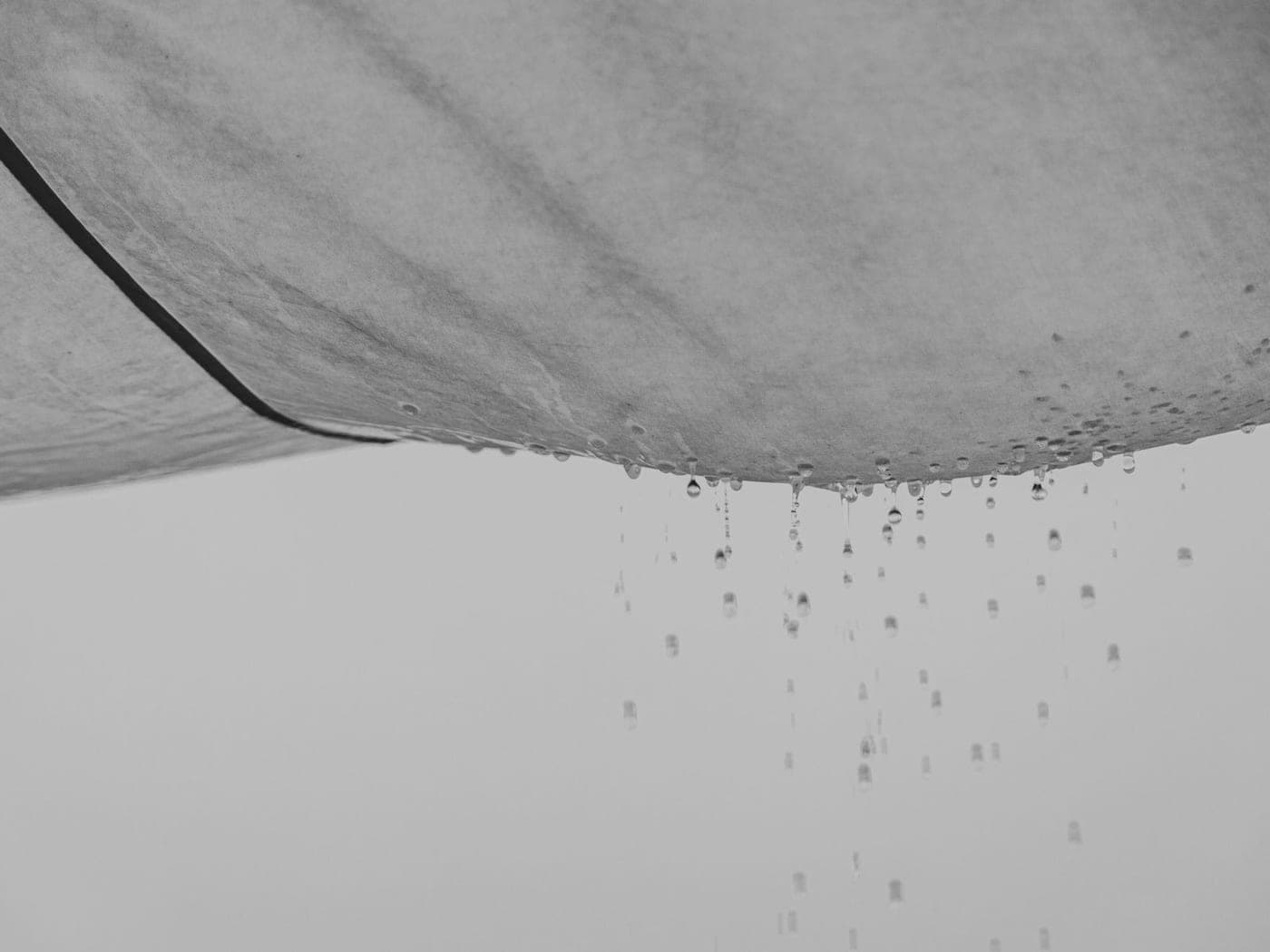 Gotas de agua cayendo desde el techo por una fuga