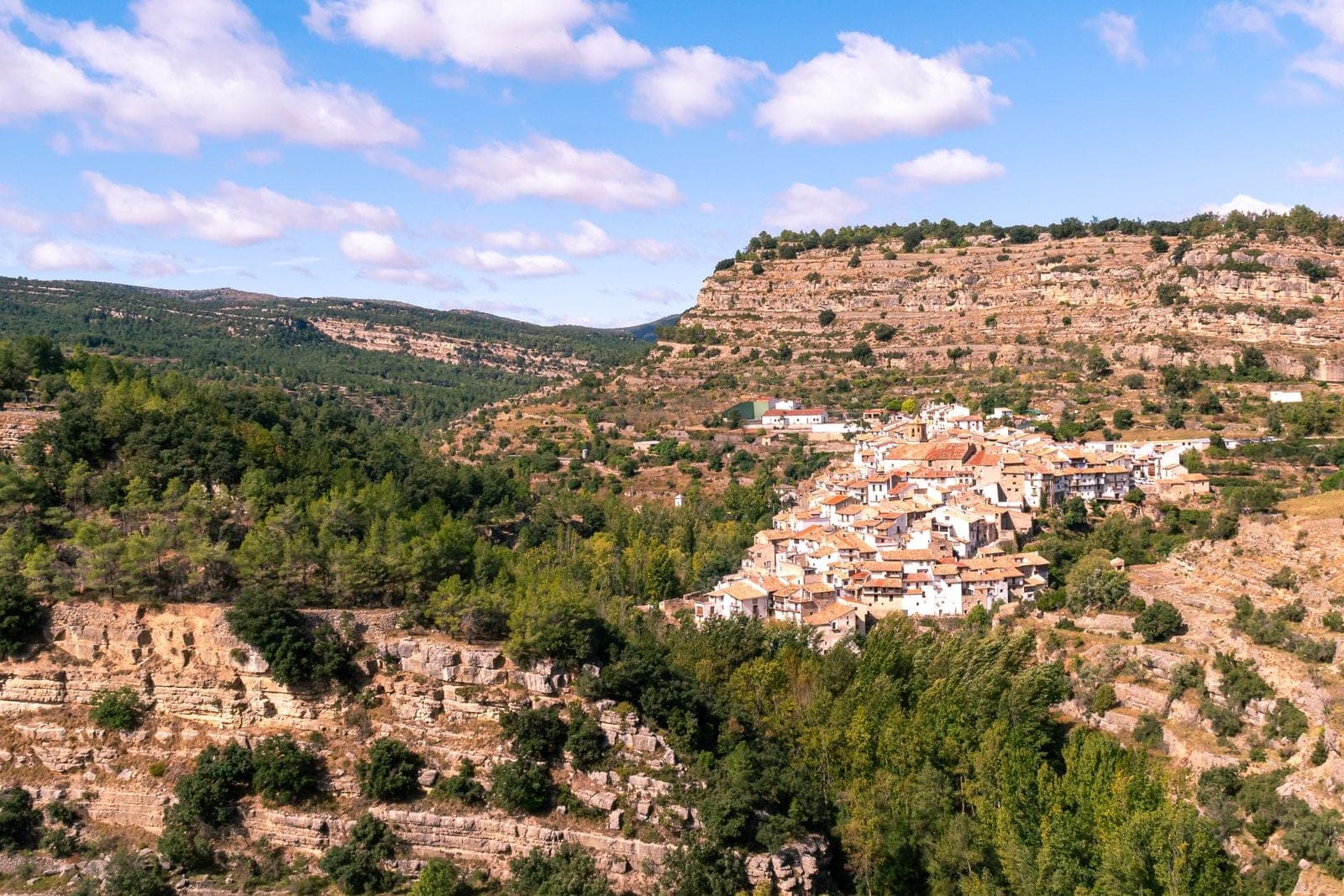 Pueblo blanco sobre una ladera del interior de Castellón